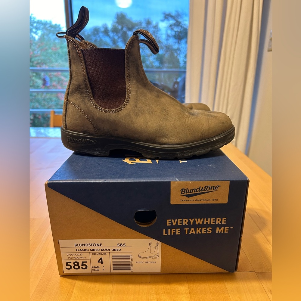 Brown Blundstone 585, used in decent condition. Great quality boots.
